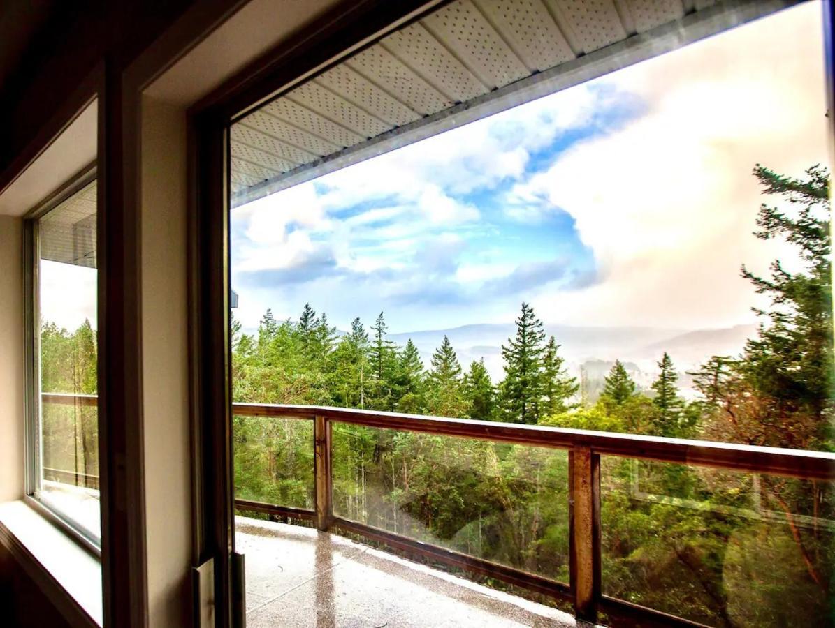 Stunning Home With Amazing Views Near The City Вікторія Екстер'єр фото