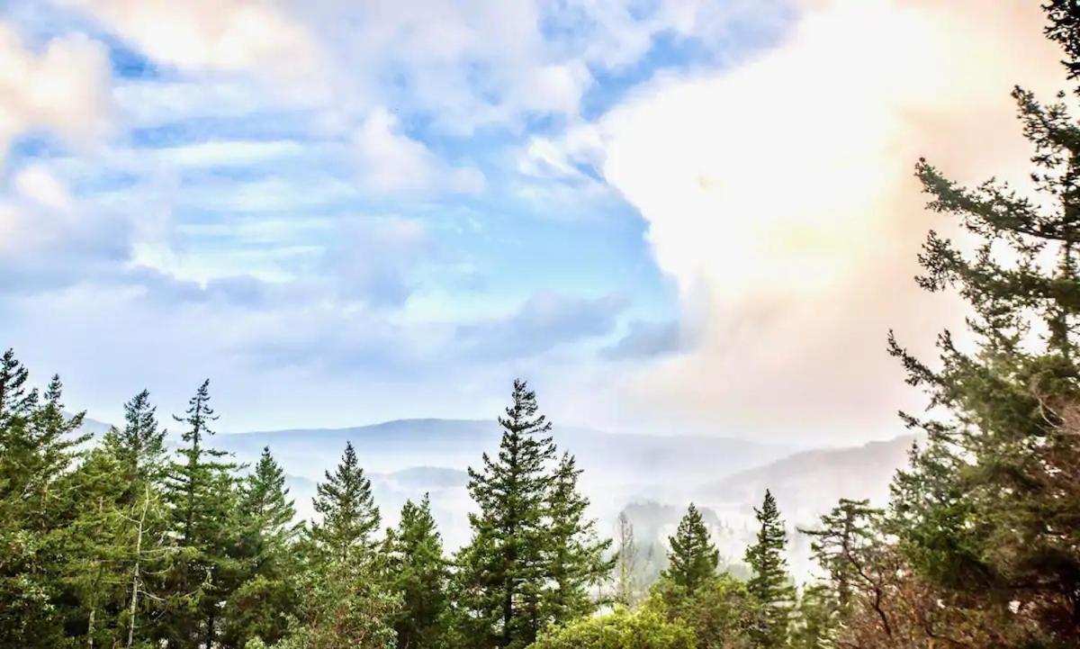 Stunning Home With Amazing Views Near The City Вікторія Екстер'єр фото